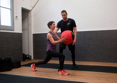 mujer entrenando con un entrenador personal